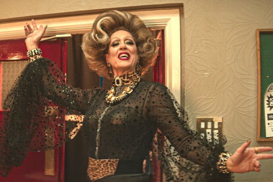 Richard E. Grant: "Ecco perché io, attore etero, interpreto una drag in Everybody's Talking About Jamie" - Everybodys Talking About Jamie 1 - Gay.it