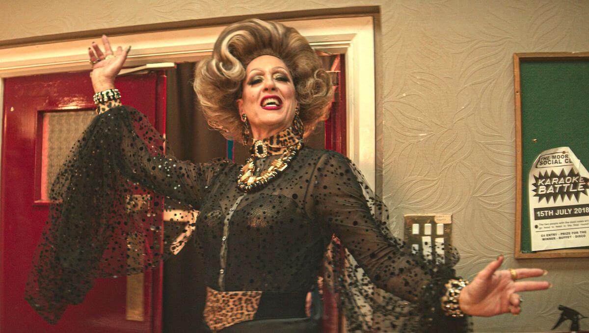 Richard E. Grant: “Ecco perché io, attore etero, interpreto una drag in Everybody’s Talking About Jamie”