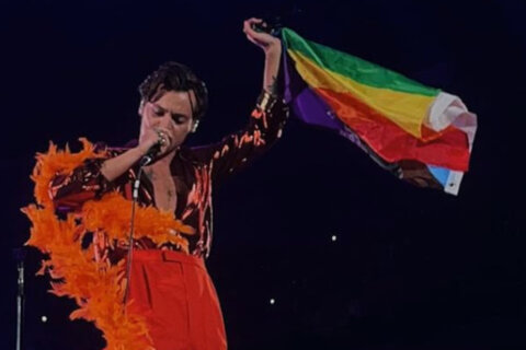 Harry Styles, bandiera rainbow sul palco e look alla Elton John: "Siate chiunque vogliate essere" - VIDEO - Harry Styles bandiera rainbow - Gay.it