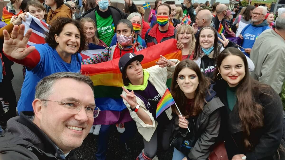 Ucraina, migliaia di persone al Kiev Pride: “Basta omotransfobia!”