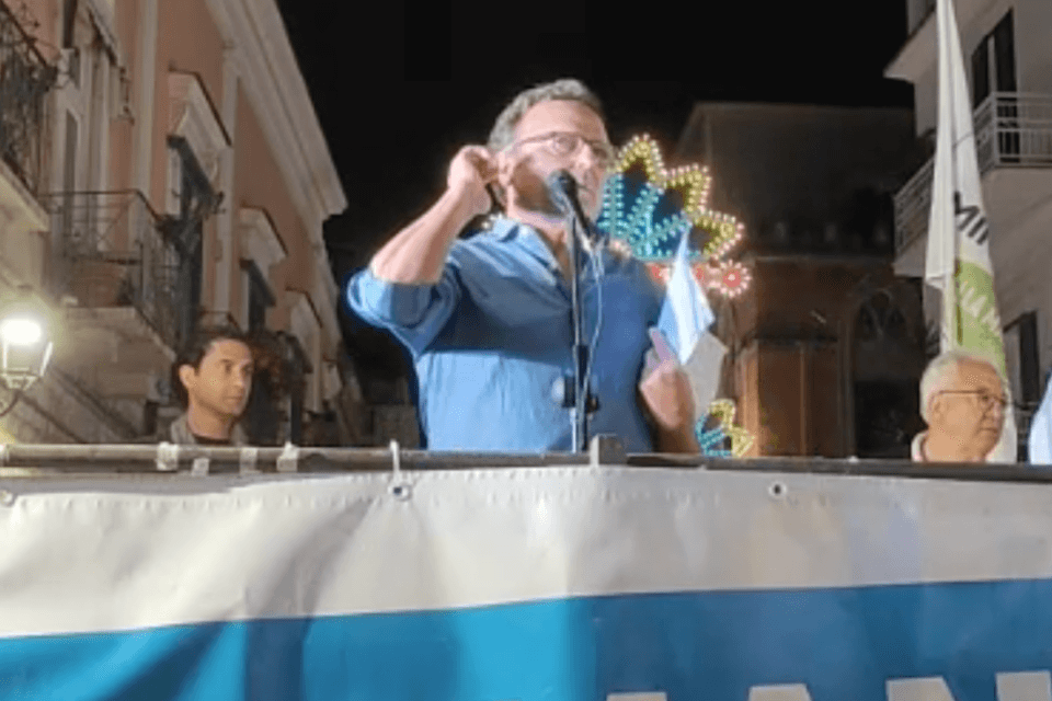 Minervino, l'ex sindaco nomina Vendola e si tocca l'orecchio. Lui replica, "gesto innaturale e spontaneo" - Luigi Roccotelli 1 - Gay.it