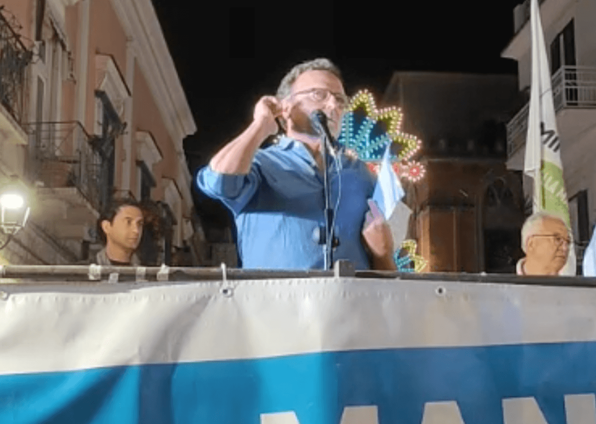 Minervino, l’ex sindaco nomina Vendola e si tocca l’orecchio. Lui replica, “gesto innaturale e spontaneo”
