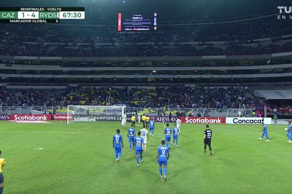 Messico, partita sospesa e decine di tifosi cacciati dallo stadio causa cori omofobi - VIDEO - Messico partita sospesa causa cori omofobi - Gay.it