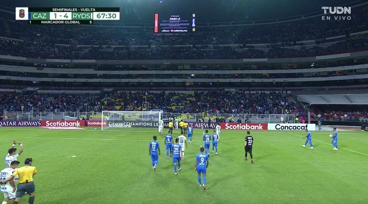Messico, partita sospesa e decine di tifosi cacciati dallo stadio causa cori omofobi – VIDEO