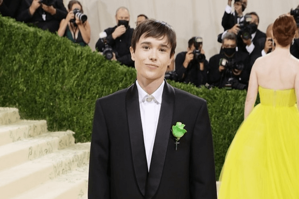 Met Gala 2021, Elliot Page sfila con un potente simbolo in omaggio a Oscar Wilde
