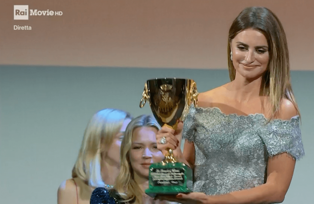 Venezia 78, il Cinema è sempre più donna - trionfa Audrey Diwan, premiata Penelope Cruz - Penelope Cruz - Gay.it