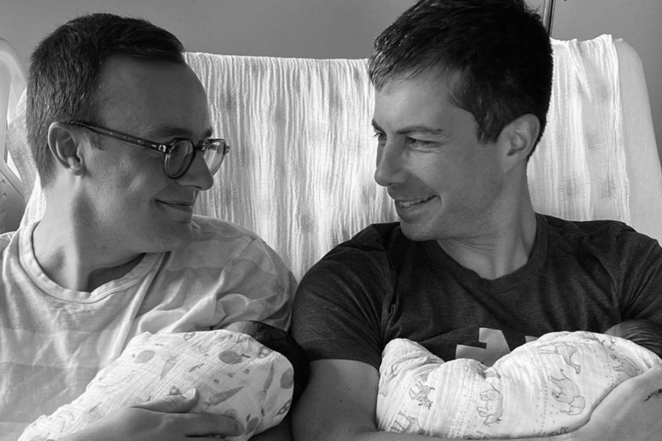 Pete Buttigieg è diventato papà di due gemelli. Benvenuti Penelope Rose e Joseph August - Pete Buttigieg - Gay.it