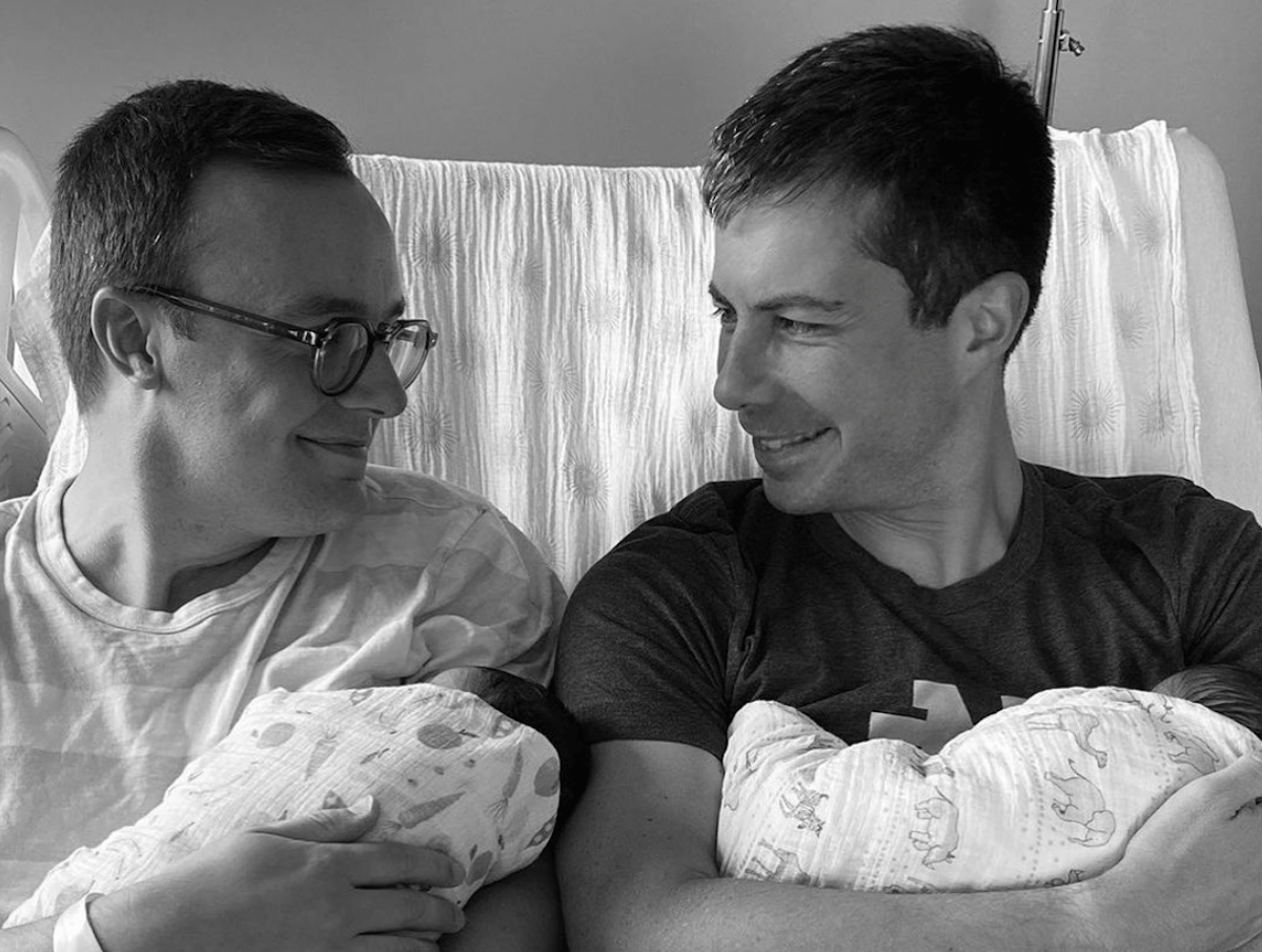 Pete Buttigieg in congedo paternità, insulti omofobi dalla destra repubblicana - Pete Buttigieg - Gay.it