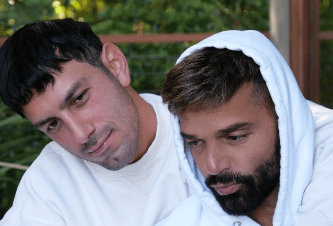 Ricky Martin, ordine restrittivo per violenza domestica. Lui replica: “Accuse totalmente false”