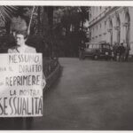 Sanremo 1972- I Congresso internazionale di sessuologia Pezzana con cartello (1) - Thumbnail
