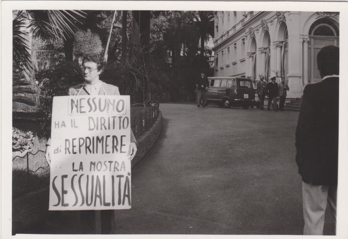 Sanremo 1972- I Congresso internazionale di sessuologia Pezzana con cartello (1)