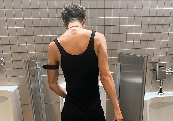 Troye Sivan, Rihanna chiede a Tom Daley di fotografarlo mentre urina: lo scatto è virale