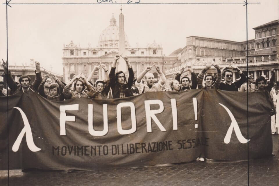 50 anni FUORI!, a Torino una mostra per celebrare la storia del movimento LGBT italiano - la gallery - V Congresso nazionale del Fuori Piazza San Pietro Roma 23 25 aprile 1976 Foto di copertina Fuori n.16 - Gay.it