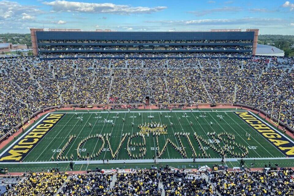 Michigan, la banda dell’università celebra l’amore LGBT – l’emozionante video