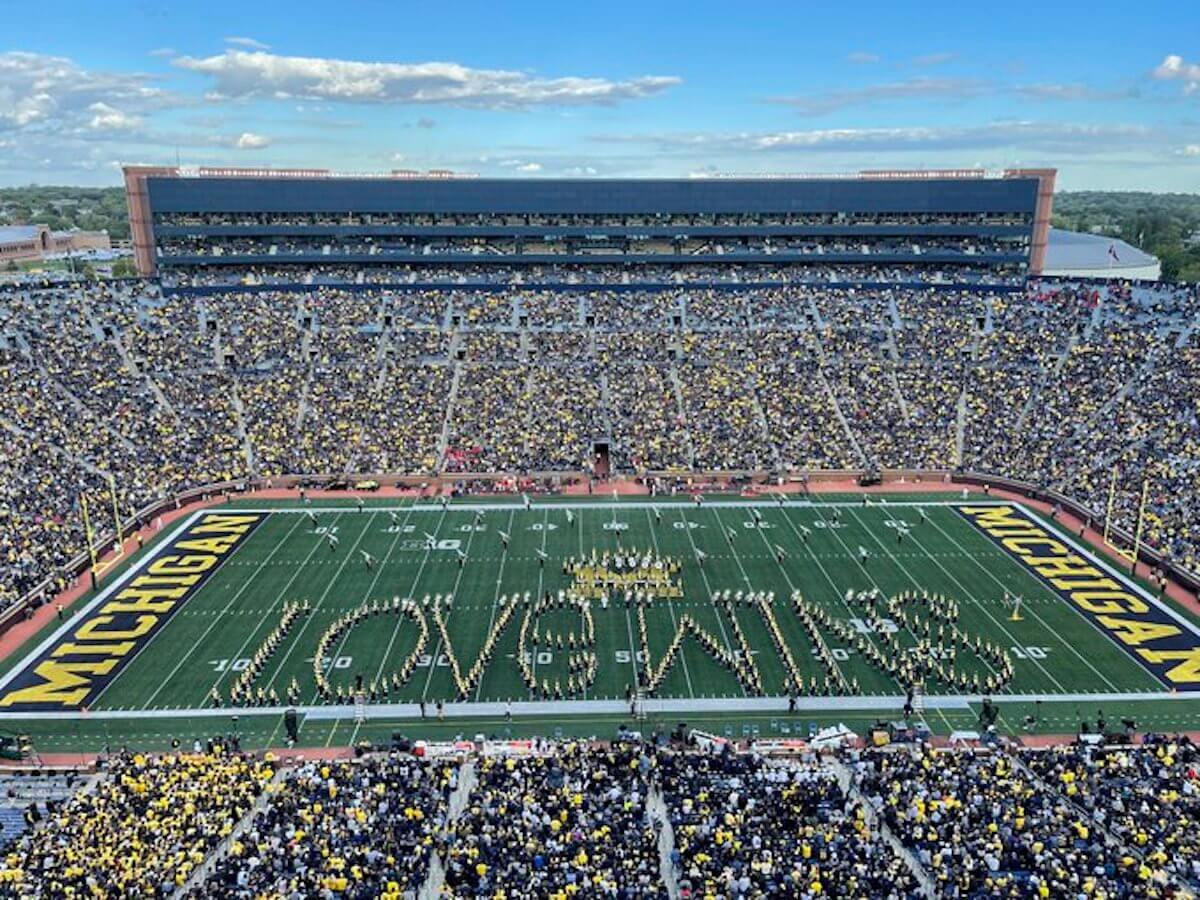 Michigan, la banda dell’università celebra l’amore LGBT – l’emozionante video