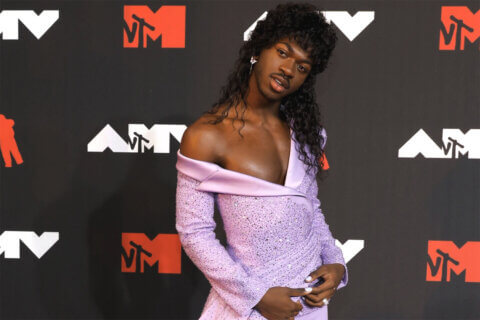 VMAs 2021: è trionfo queer per Lil Nas X, tra glitter e docce sexy (VIDEO) - lilNasgayit - Gay.it