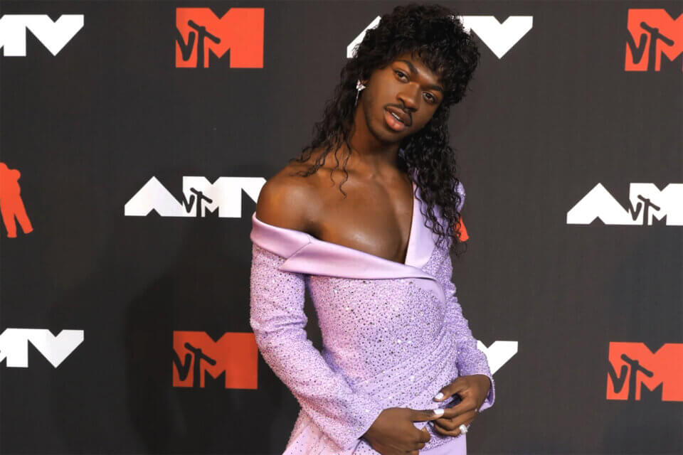 VMAs 2021: è trionfo queer per Lil Nas X, tra glitter e docce sexy (VIDEO)