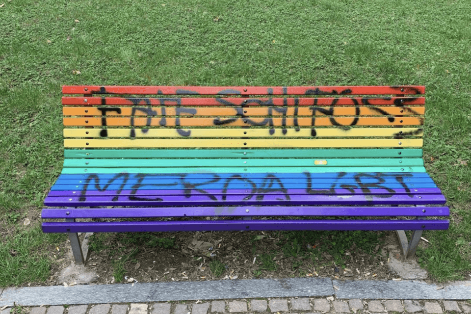 “Fate schifo mer*a LGBT”, imbrattata panchina rainbow di Milano. Subito ridipinta