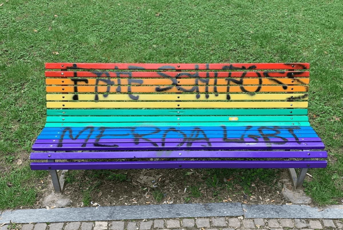 Livorno, scritte omofobe, razziste e transfobiche su una panchina arcobaleno. E il comune la ridipinge - panchina rainbow di Milano - Gay.it