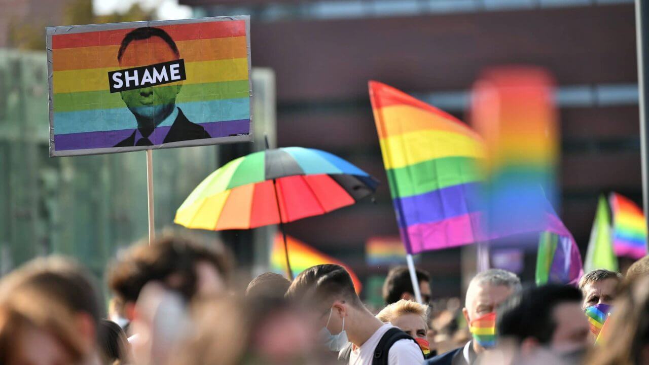 Qui ricordiamo quando Lega, Salvini e la Bestia di Luca Morisi hanno abusato di noi LGBTQ+ - polonia marcia gay - Gay.it