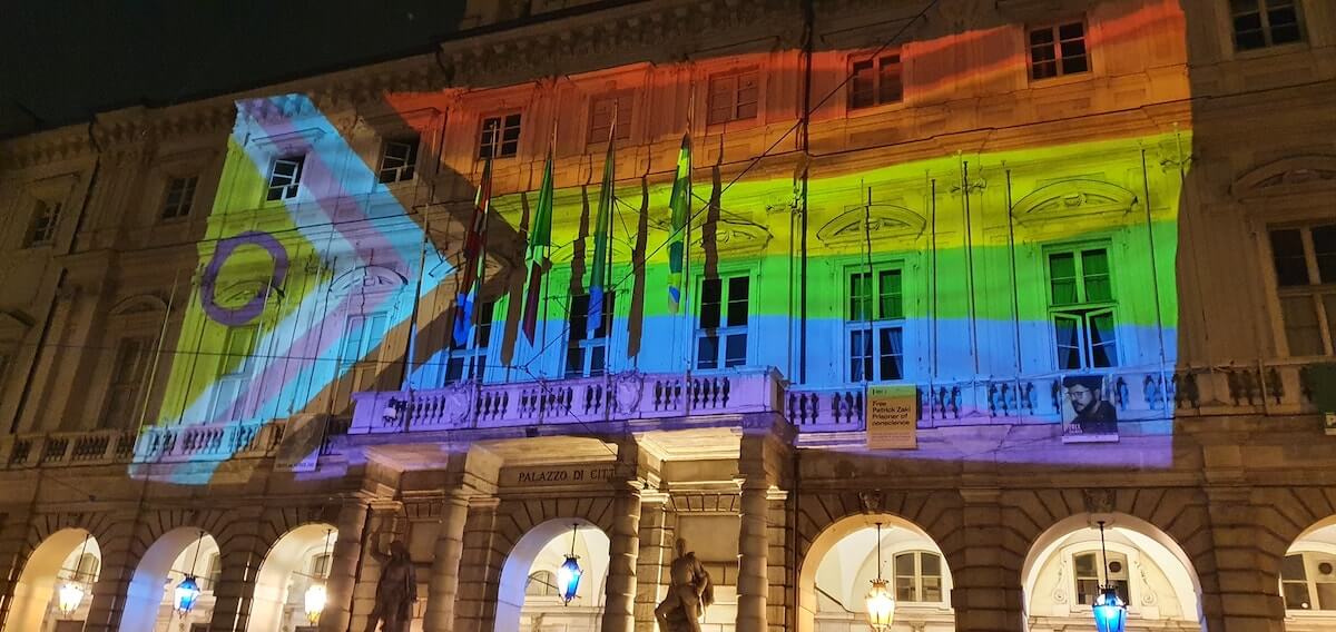 Torino Pride, migliaia di persone in strada. Polemiche sul candidato di centrodestra Damilano