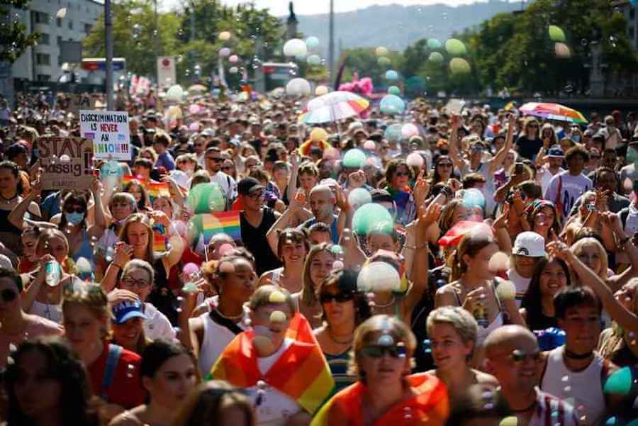 Svizzera, migliaia di persone al Pride di Zurigo in vista del referendum sul matrimonio egualitario