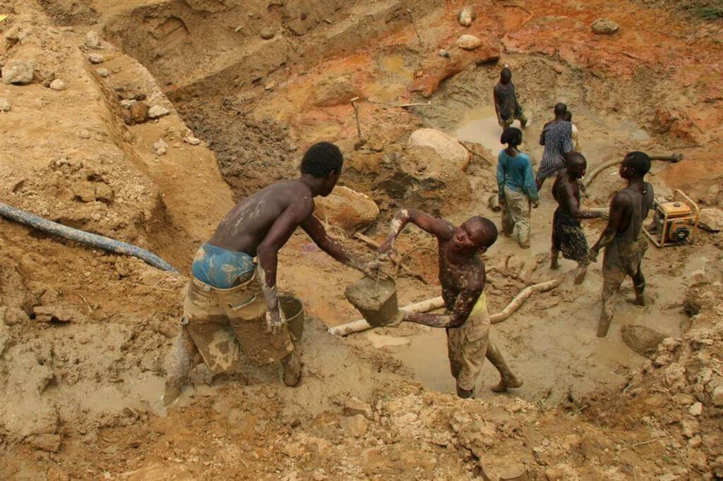 Rifiuti elettronici, l'Occidente vuol mangiare sulla pelle dei paesi poveri - AFRICA SI 74494574 - Gay.it