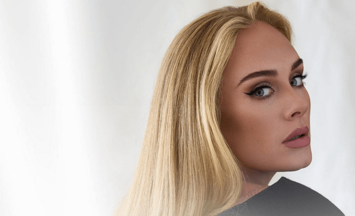 Adele: “Grazie ai miei amici gay sono diventata una donna forte”