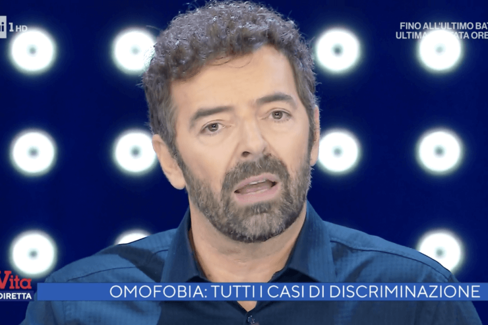 Alberto Matano fa coming out a La Vita in Diretta: “L’omofobia? Vissuta sulla mia pelle”