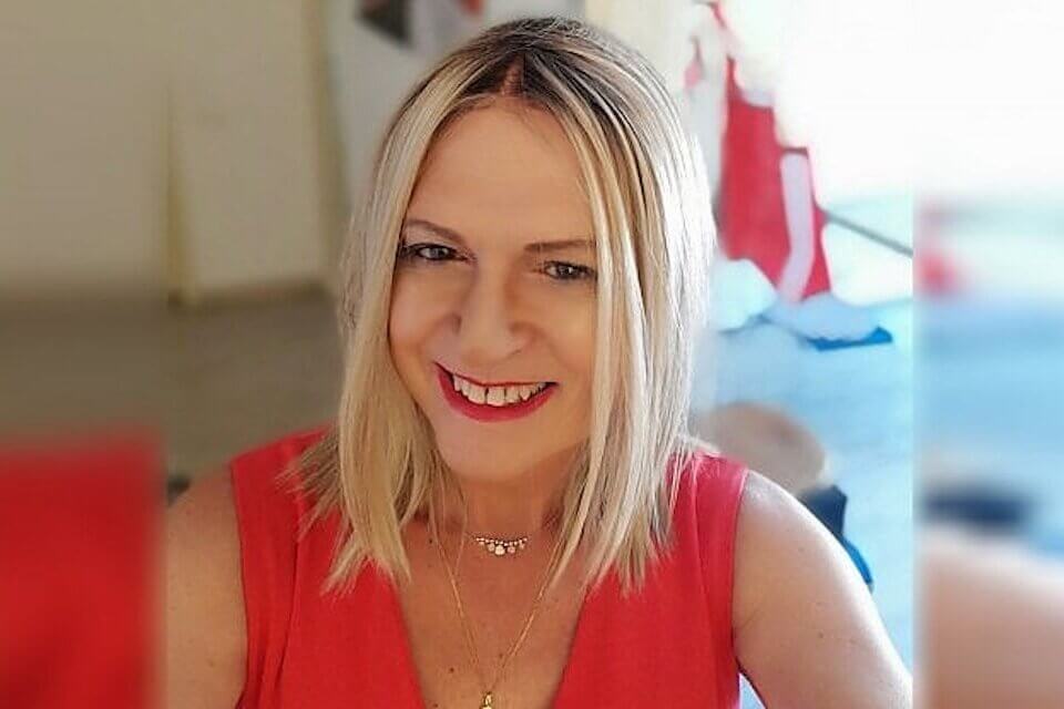 Ivrea, fa coming out in classe come professoressa transgender: “I ragazzi mi hanno capito”