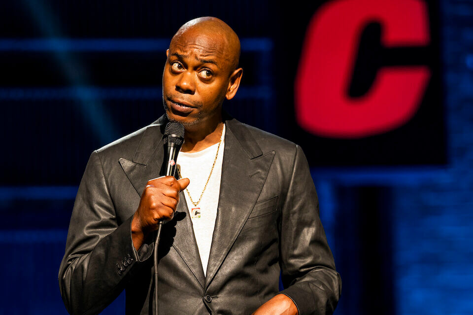 Dave Chappelle, il comico ridicolizza le persone trans su Netflix: "In America puoi uccidere ma non offendere un LGBT" - Dave Chappelle - Gay.it