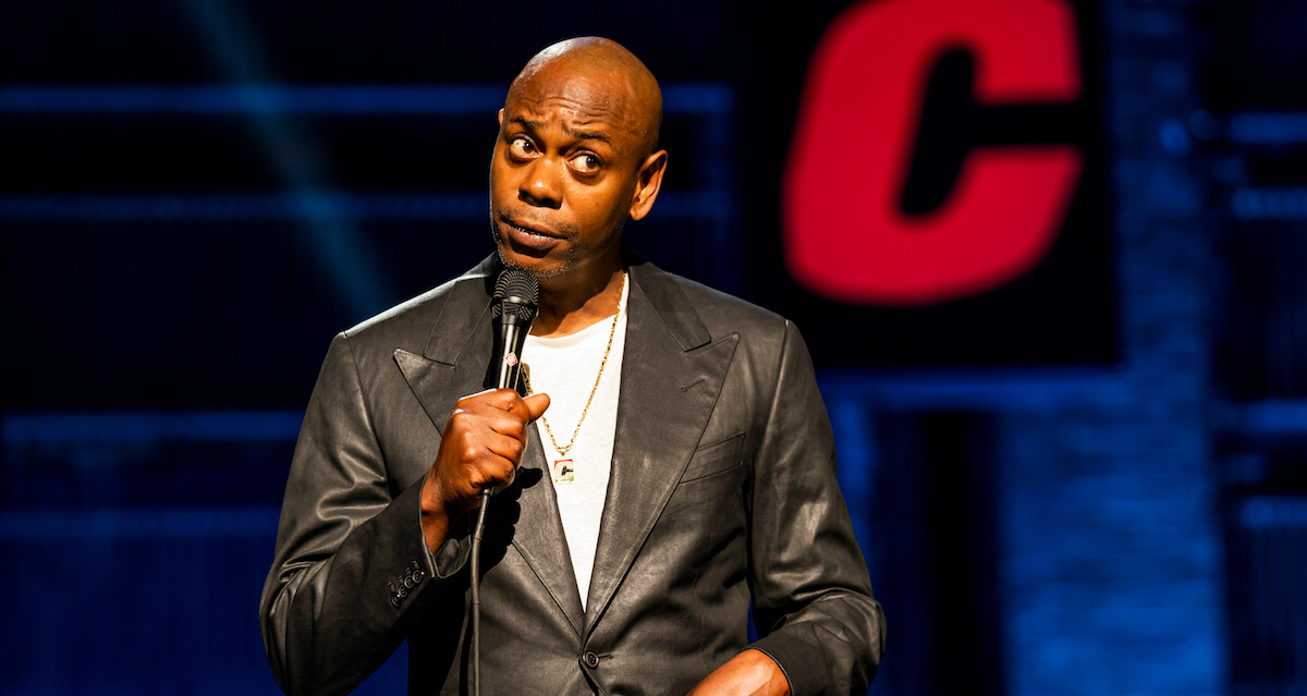 Dave Chappelle, il comico ridicolizza le persone trans su Netflix: “In America puoi uccidere ma non offendere un LGBT”