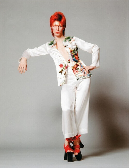 Gli uomini e le scarpe col tacco, quella tenera e ridicola indignazione boomer - David Bowie platform shoes - Gay.it
