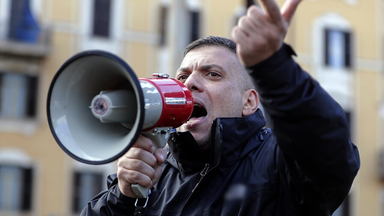 I nuovi selvaggi: No Vax e fascisti sono diversi, ma la matrice è sempre e comunque politica