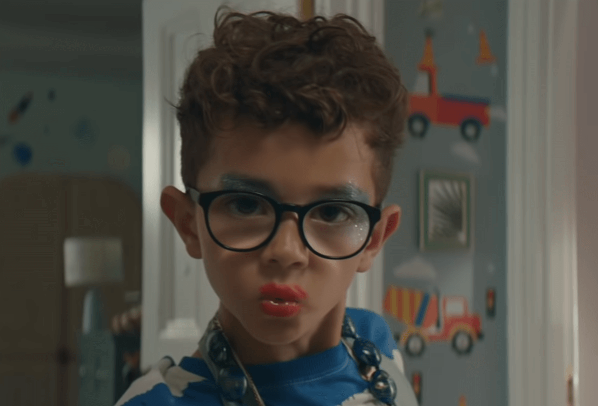 John Lewis, lo spot con il bimbo truccato che balla sui tacchi fa impazzire gli omotransfobici social – VIDEO