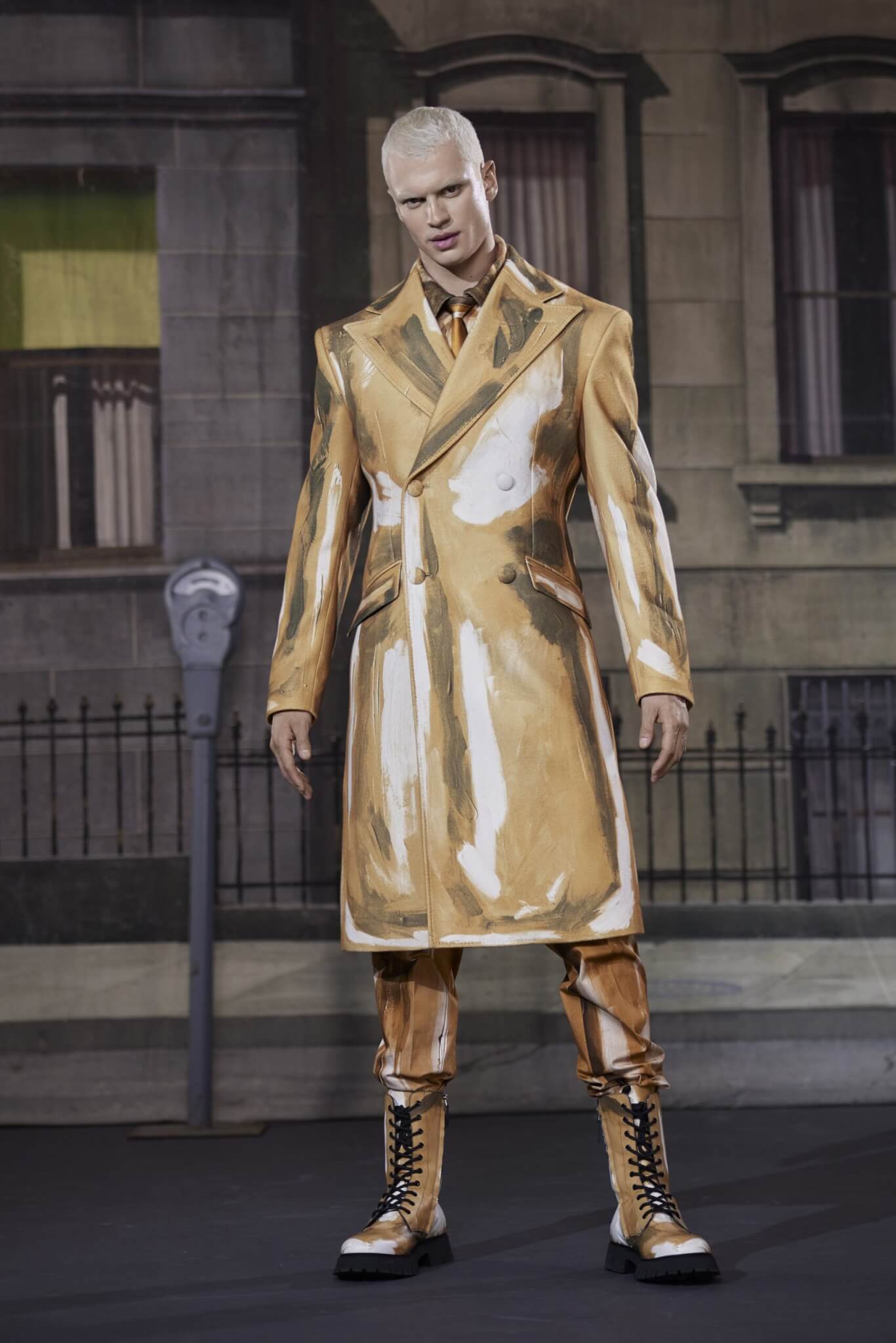 Melting pot, la moda uomo 21/22: i nostri 20 look preferiti per questo inverno - MOSCHINO scaled - Gay.it