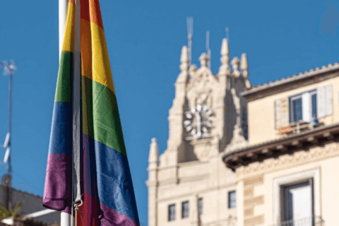 Madrid prima capitale europea con una bandiera rainbow in piazza 365 giorni l'anno - Madrid prima capitale europea con una bandiera rainbow in piazza 365 giorni lanno - Gay.it