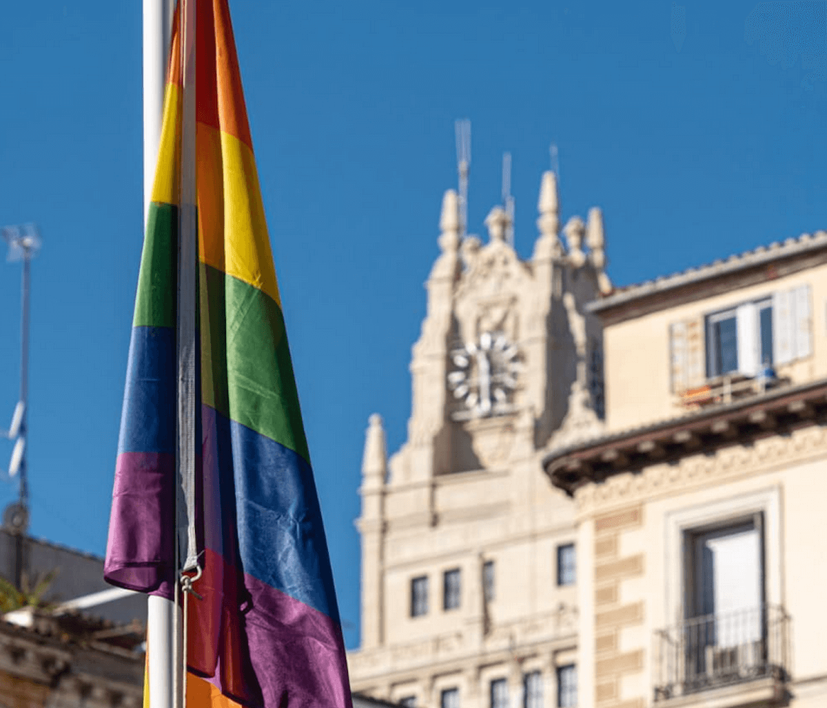 Madrid prima capitale europea con una bandiera rainbow in piazza 365 giorni l’anno