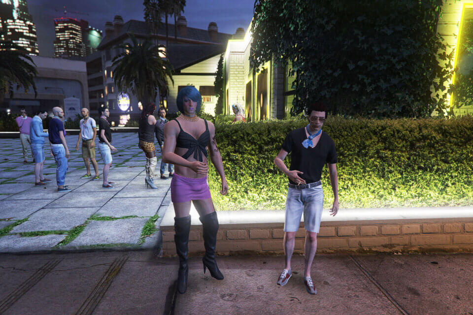 Personaggi fuori da un night club nel videogioco GTA 5