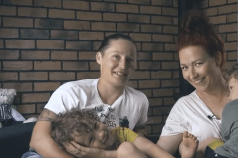 Polonia, il bellissimo coming out di una coppia lesbica in difesa delle famiglie arcobaleno - VIDEO - Polonia coppia lesbica - Gay.it