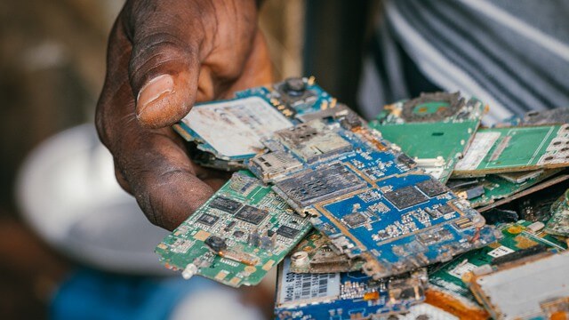 Rifiuti elettronici, l'Occidente vuol mangiare sulla pelle dei paesi poveri - Rich and Poor Nations Can Link up to Recycle E waste - Gay.it