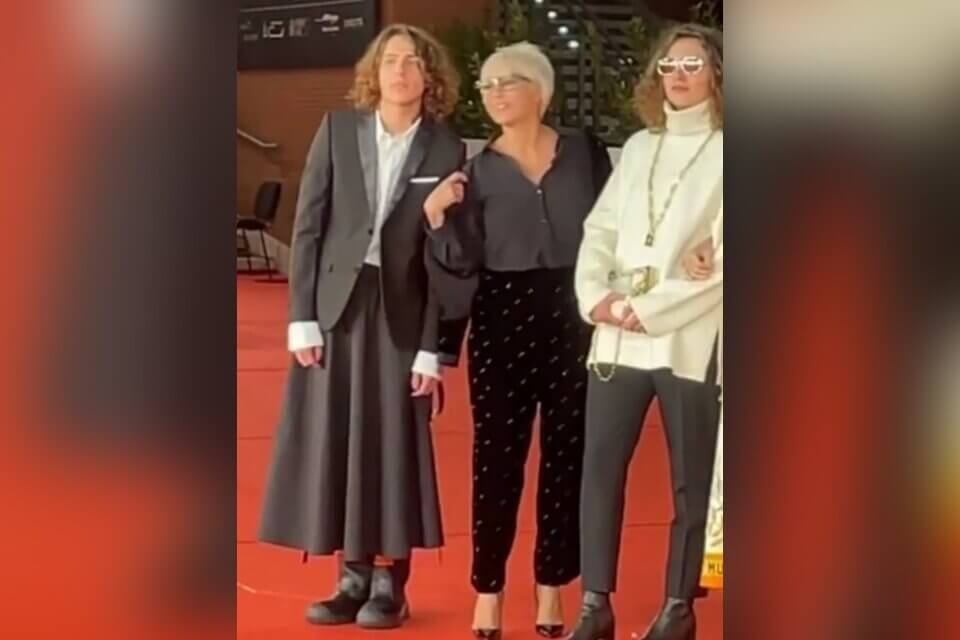 Sangiovanni, gonna nera e smalto blu alla Festa del Cinema di Roma