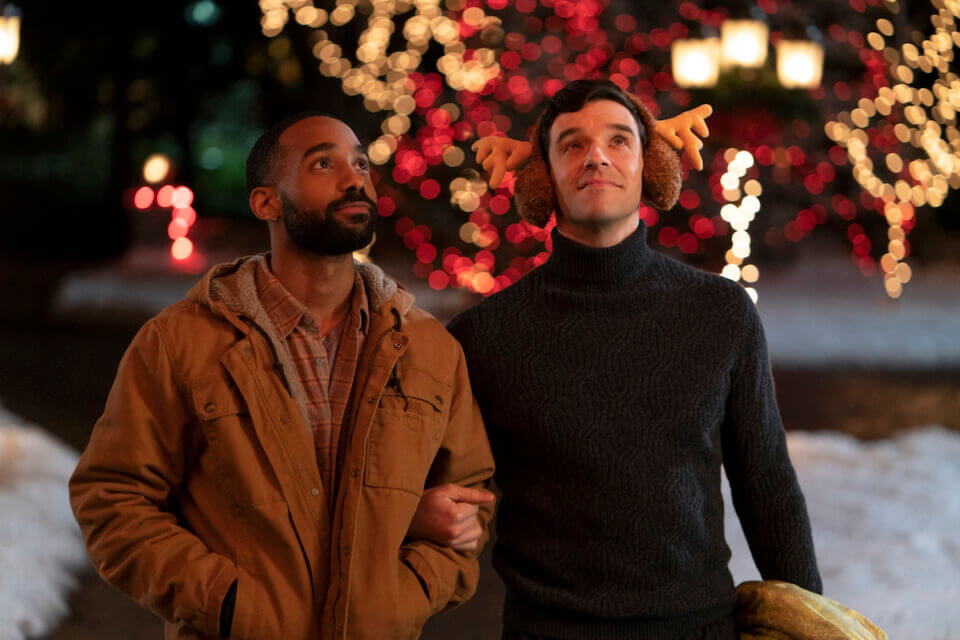 "Single per Sempre?", prime immagini dalla prima commedia natalizia a tinte gay Netflix - Single per Sempre - Gay.it