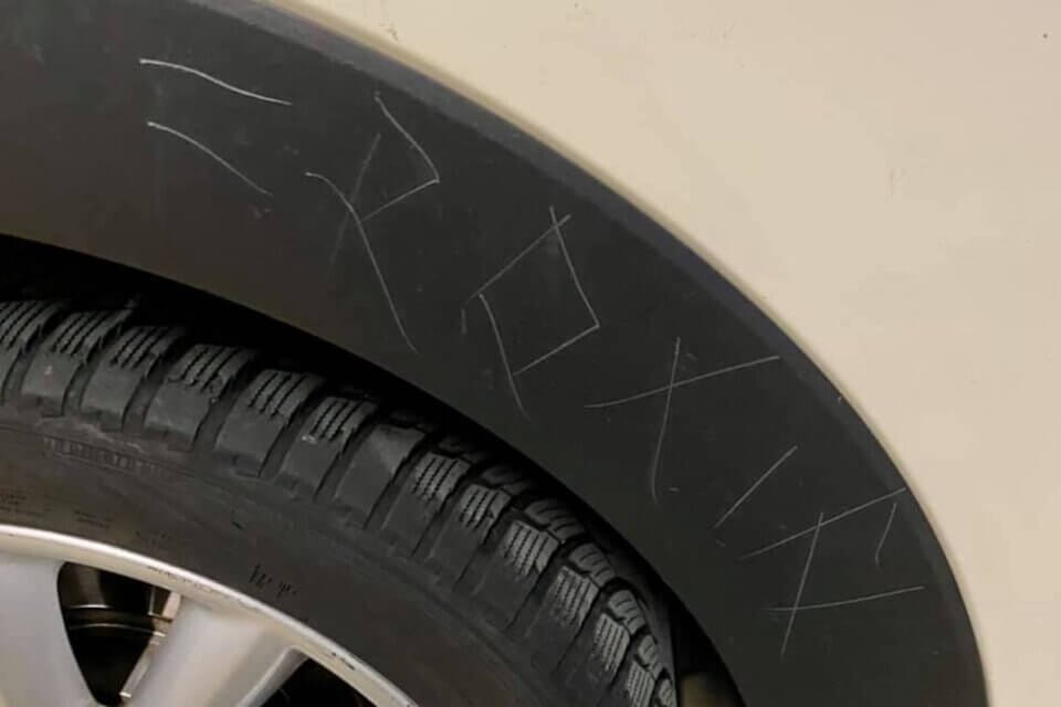 Gli sfregiano l’auto scrivendo “fr*cio”
