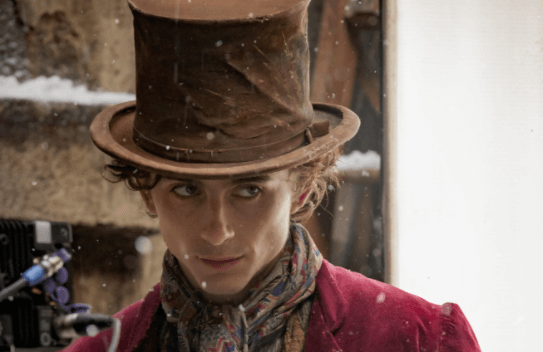 Timothée Chalamet è Willy Wonka: la prima foto ufficiale del prequel e le reazioni social