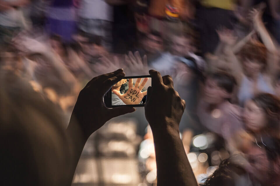 Postare sui social media non vi rende attivisti: il pericolo dell'attivismo performativo - attivismo performativo - Gay.it