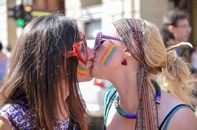 40 anni fa la Norvegia approvava la sua legge contro l'omotransfobia - bacio lesbo3 - Gay.it