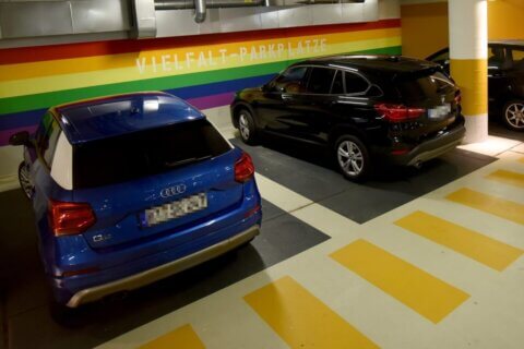 Parcheggi riservati per la comunità LGBT. Ed è polemica - lgbt park - Gay.it