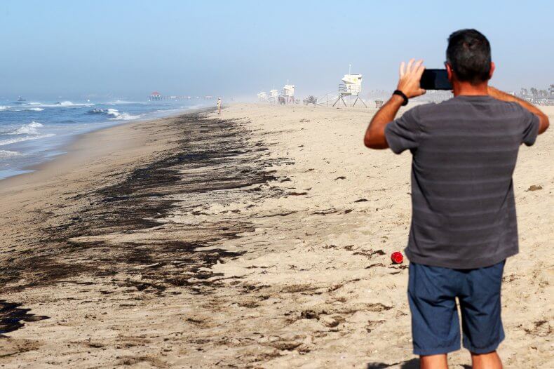 Disastro ambientale: fuoriuscita di petrolio al largo della California - oil washed huntington state beach 5 - Gay.it