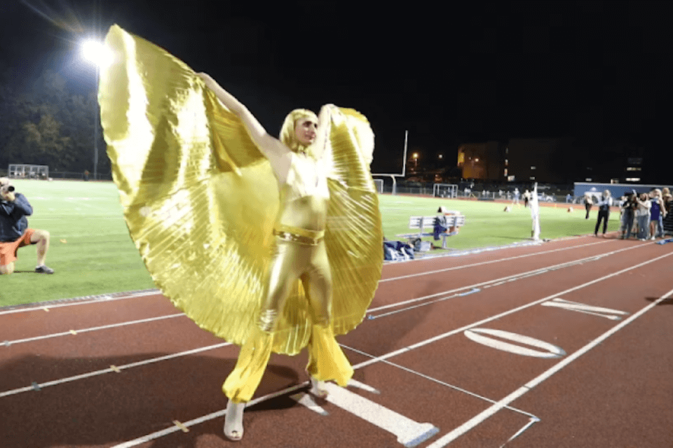 Liceo organizza drag parade durante l’intervallo della partita, il video è virale